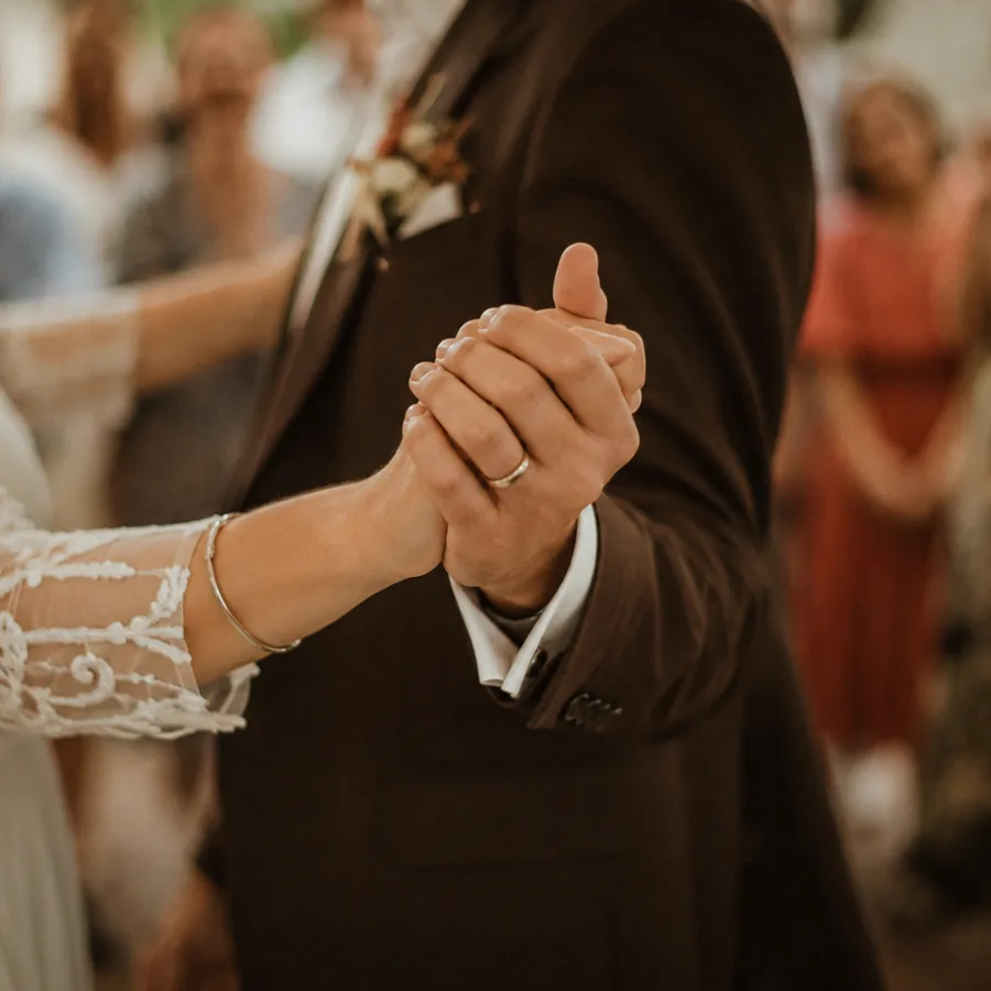 Le mani di due sposi durante il primo ballo